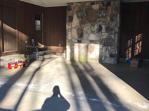 Garage/Carport