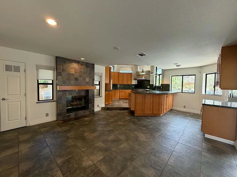 10 Venus Dr — Photo 37