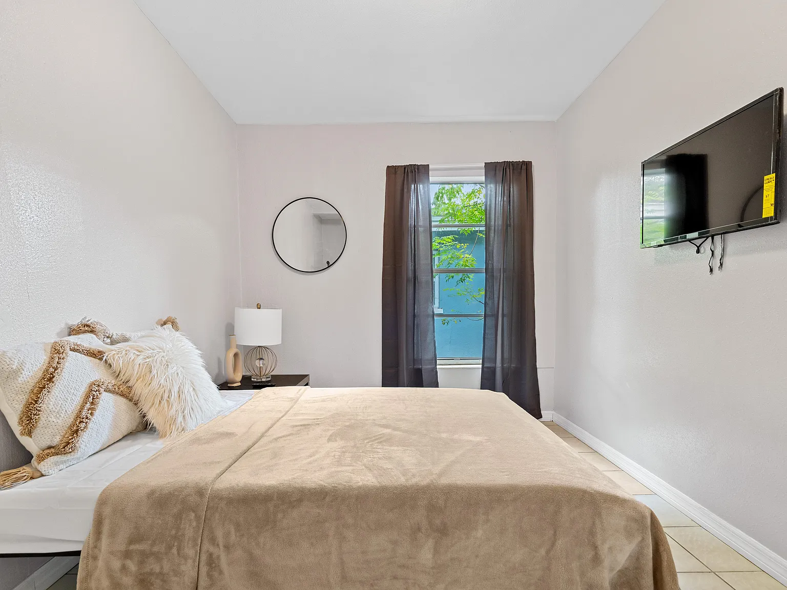 4 bed, 2.0 bath, 1860 sqft, $866 — Photo 2