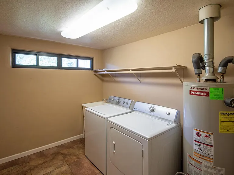 1336 Stanford Dr NE — Photo 12