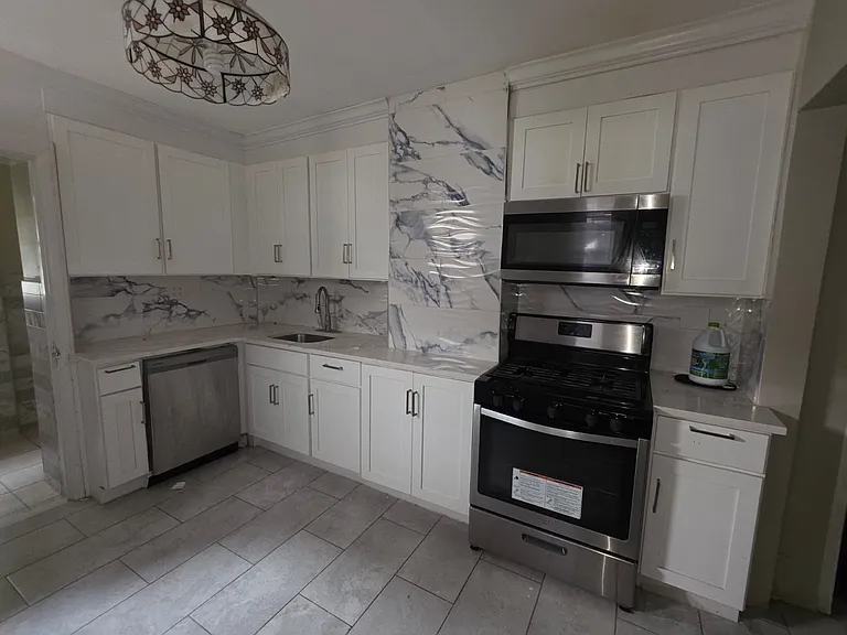 135 Quincy St — Photo 6