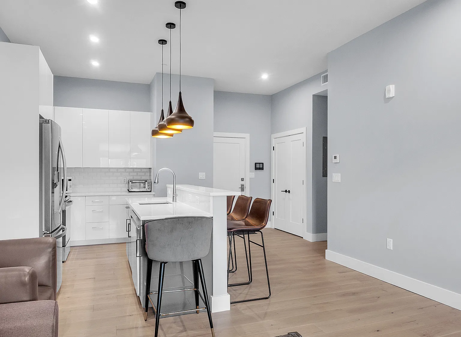 3 bed, 1090 sqft, $5,250 — Photo 3