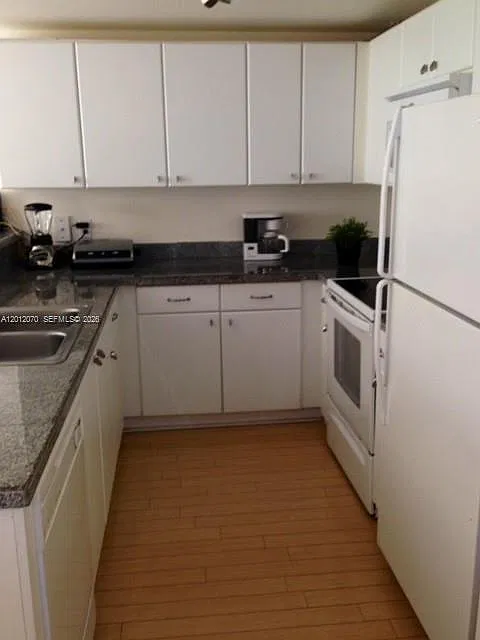 2740 SW 28th Ter — Photo 4