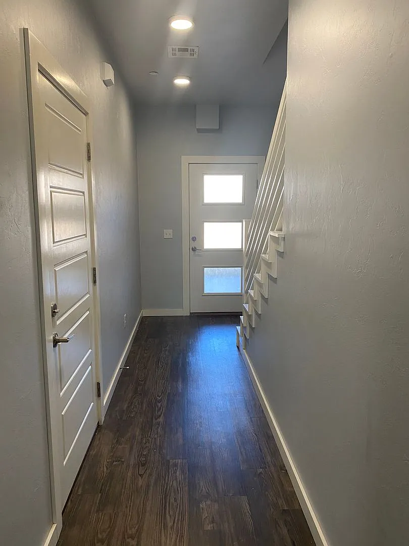 1/2 off 1st month 3 bedroom, 2.5 bathroom, 1 car garage, fenced backyard — Photo 2
