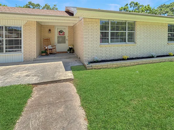305 S Weatherford St, Chico, TX 76431