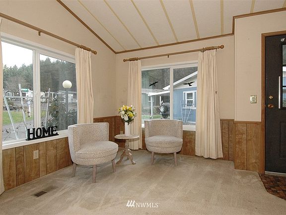 Sitting area by the front entrance