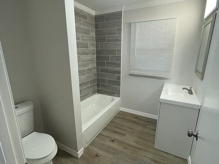 2304 Meadowview Dr — Photo 4