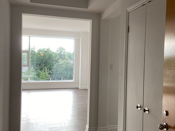 4th image of 77 Avenue Rd #401