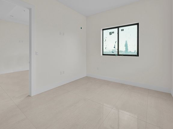 4th image of 530 SW 11th Ave #202