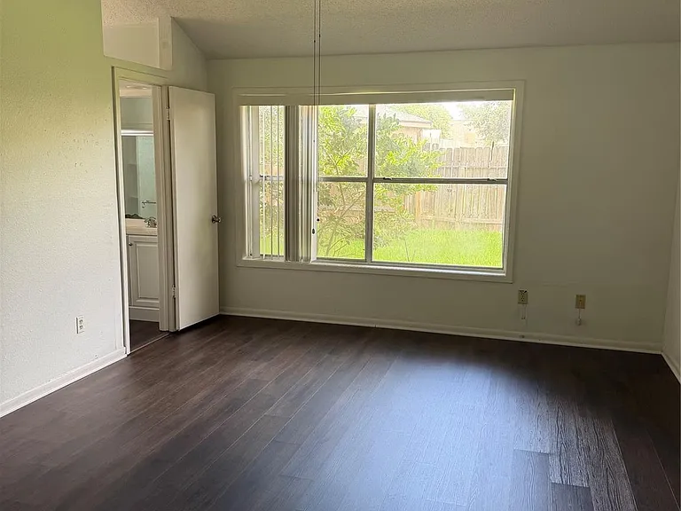 2926 Colony Dr — Photo 7
