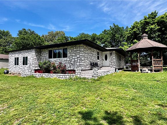 3rd image of 16478 Hale Mountain Rd