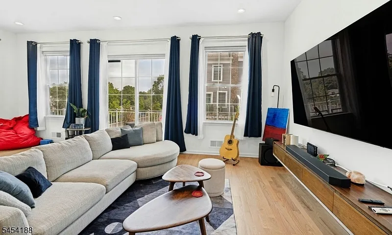 4 bed, 3.5 bath, 2300 sqft, $5,600 — Photo 4