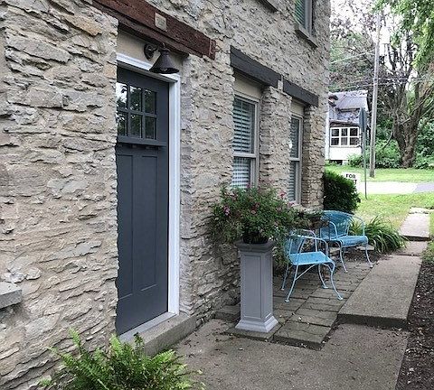 Front door is on Main Street side not Tyler Street side