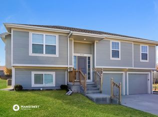 1111 Hampton Dr, Raymore, MO 64083