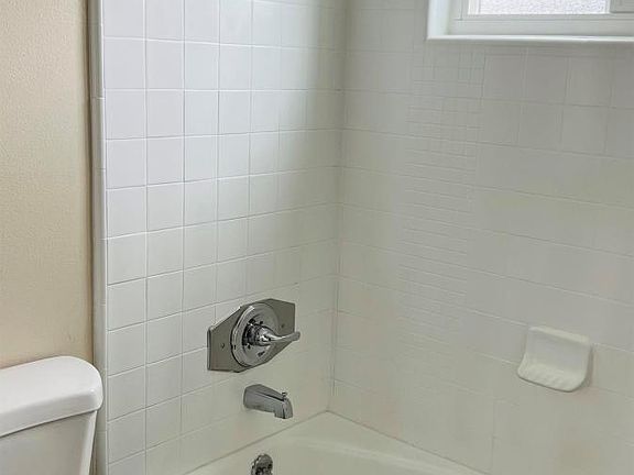 3rd image of 3911 Hamilton Ave #6