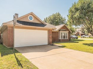 2711 Canterbury St, Euless, TX 76039
