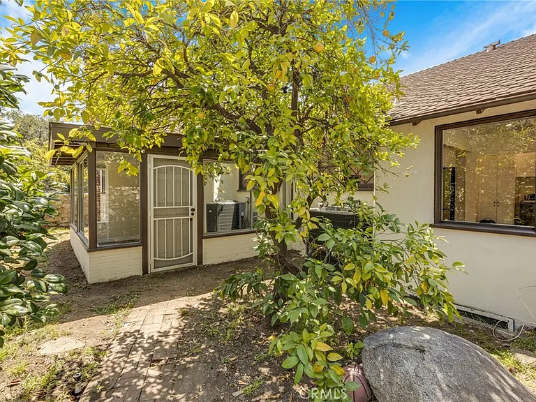 2151 N Altadena Dr — Photo 34