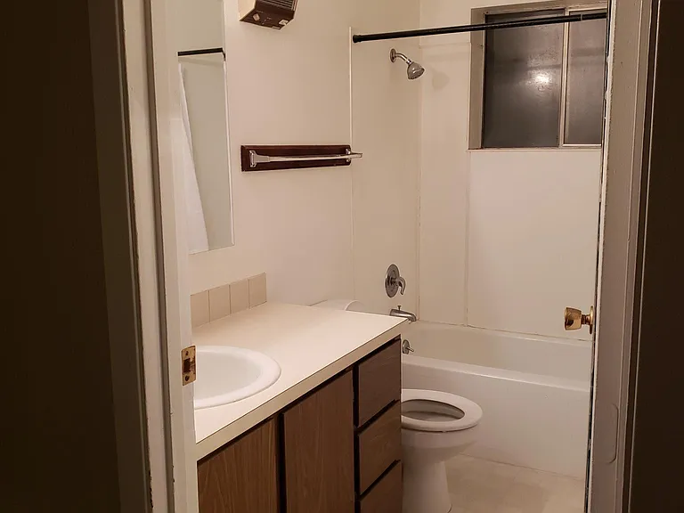 315 NW Thomas St — Photo 8