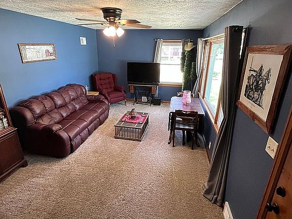 4th image of 303 Pleasant St