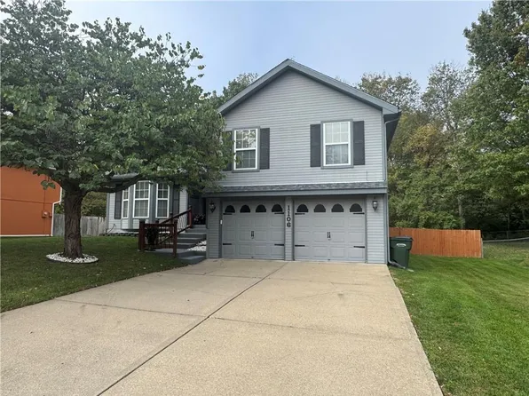 1106 S 14th St, Leavenworth, KS 66048