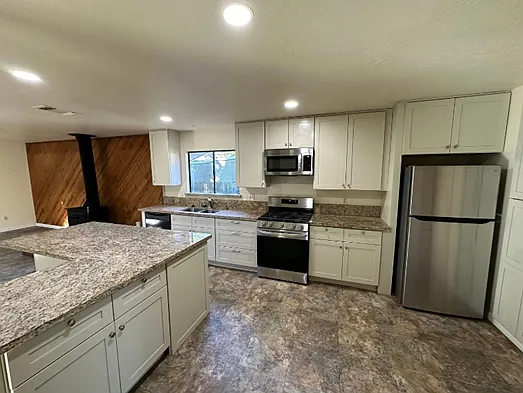 3 bed, 2100 sqft, $2,600 — Photo 4