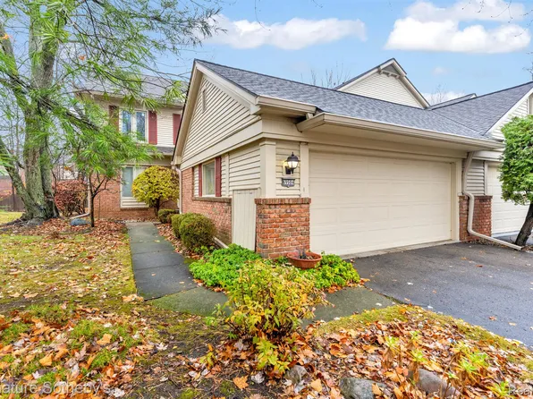 6950 Pebble Park Cir, West Bloomfield, MI 48322