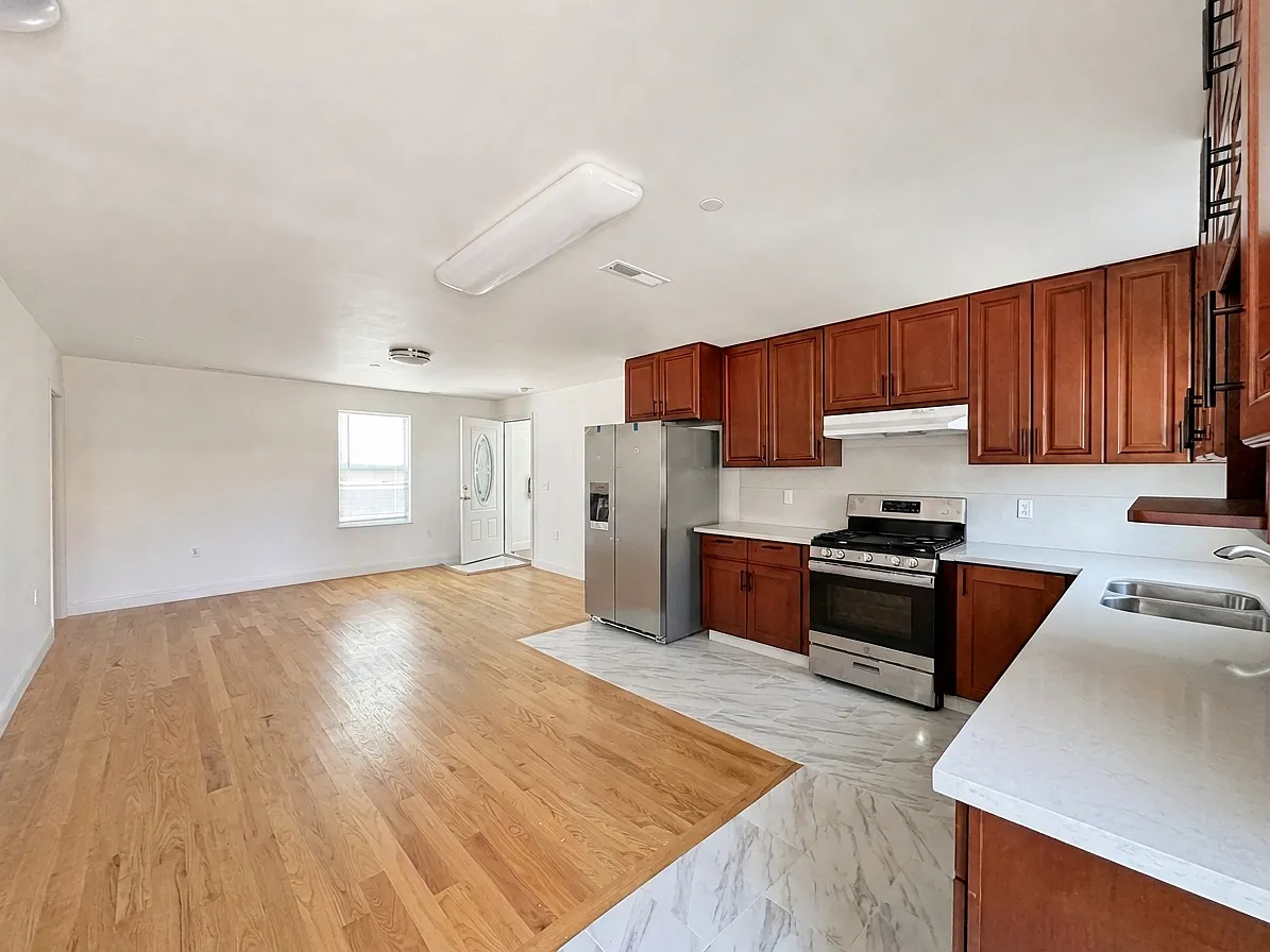 4 bed, 1400 sqft, $4,195 — Photo 3