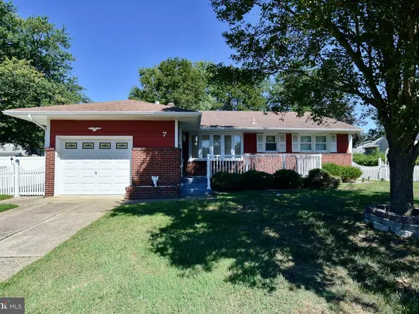 7 Malibu Dr, Magnolia, NJ 08049