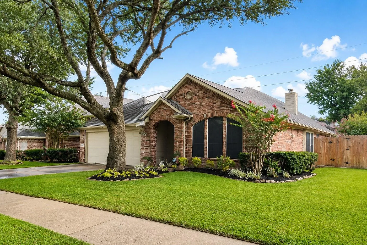 3 bed, 2.0 bath, 2152 sqft, $2,200 — Photo 1