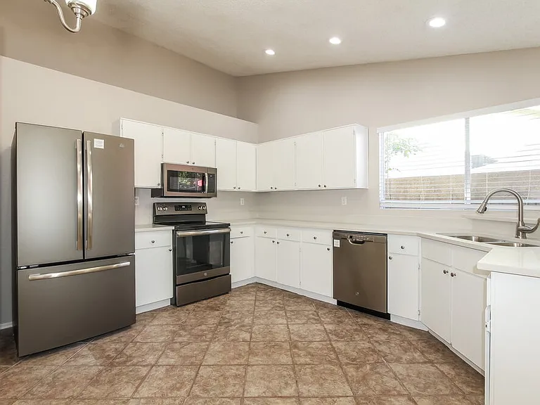 1101 W Wickieup Ln — Photo 8