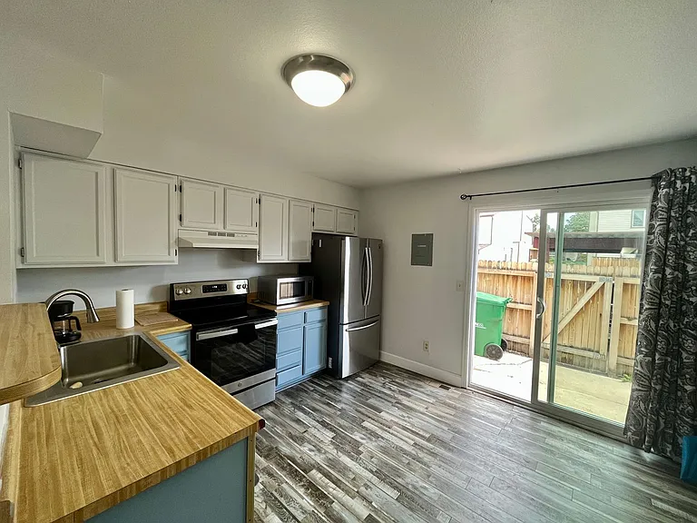 7618 Lexington Manor Dr — Photo 3