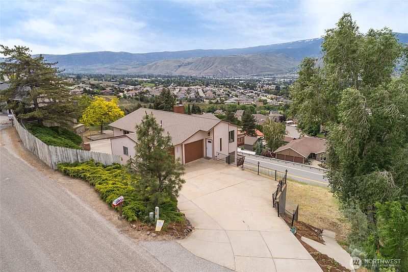 2nd image of 624 Daniels Drive NE
