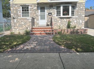 8747 256th St, Floral Park, NY 11001