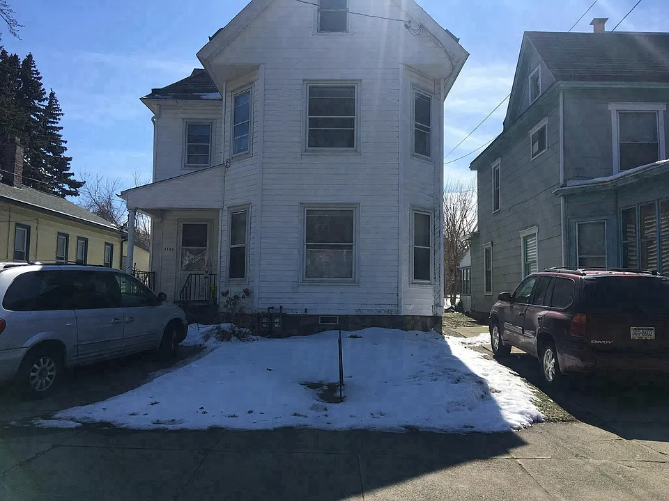 114 W 10 St