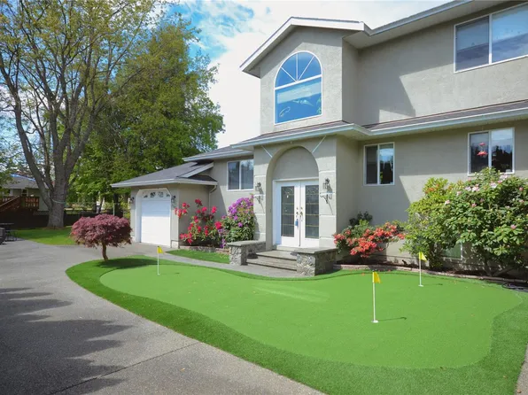 1143 A Greenwood Ave #B, Esquimalt, BC V9A 5L9