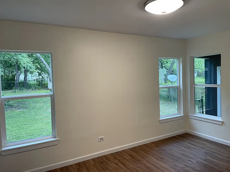 513 W Florence St — Photo 10