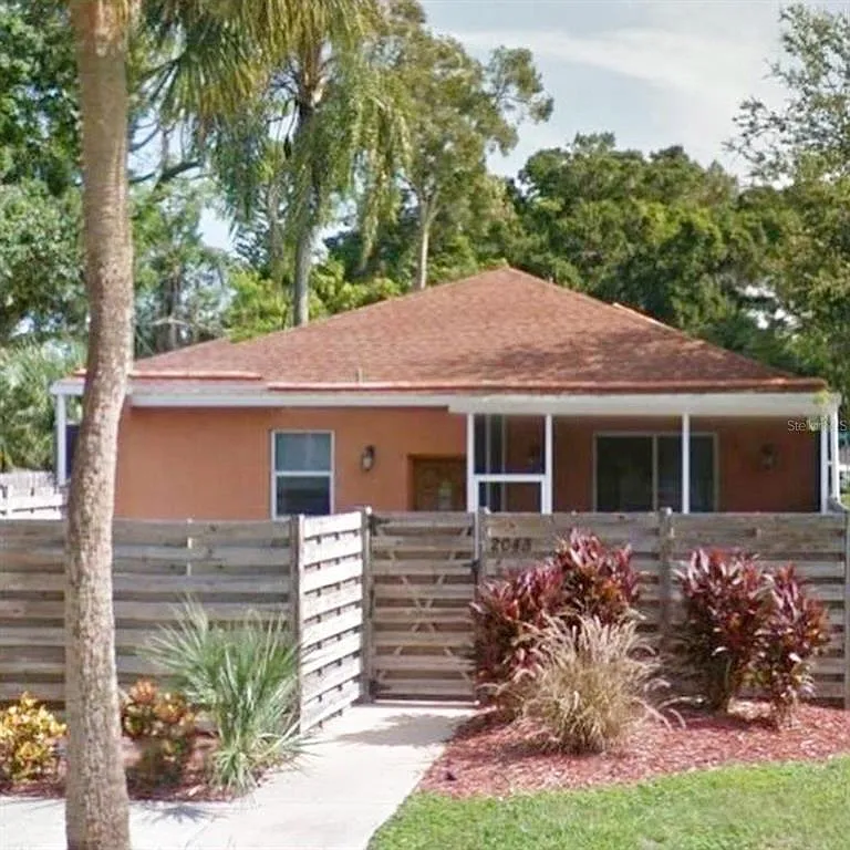 3 bed, 2.0 bath, 1225 sqft, $3,200 — Photo 2