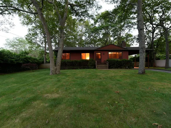 17 Hubbard Lane, Hampton Bays, NY 11946