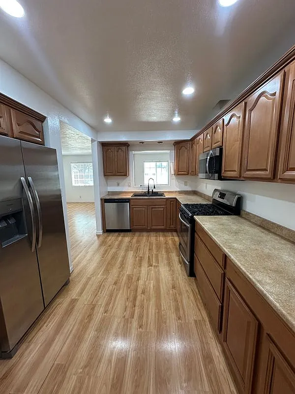3 bed, 1.0 bath, 1258 sqft, $3,100 — Photo 4