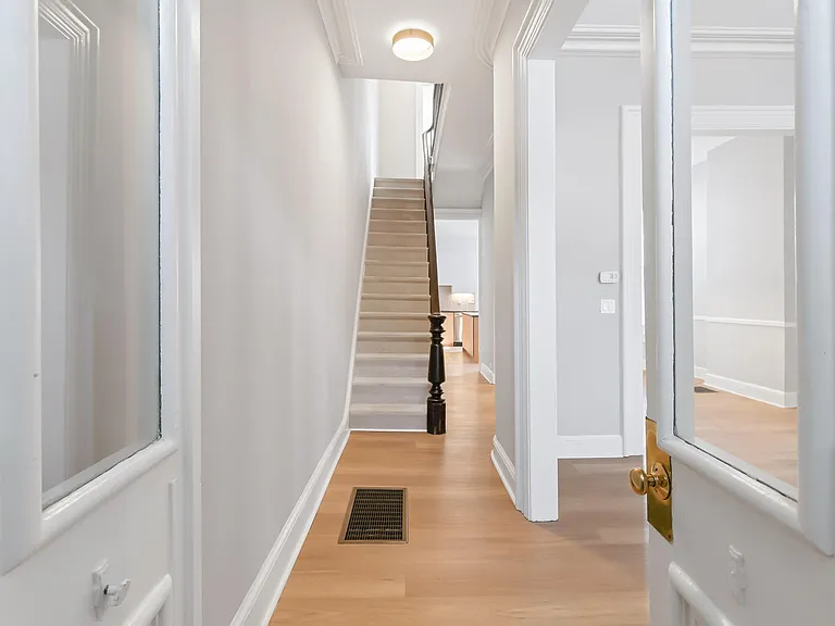 349 N Mulberry St — Photo 4