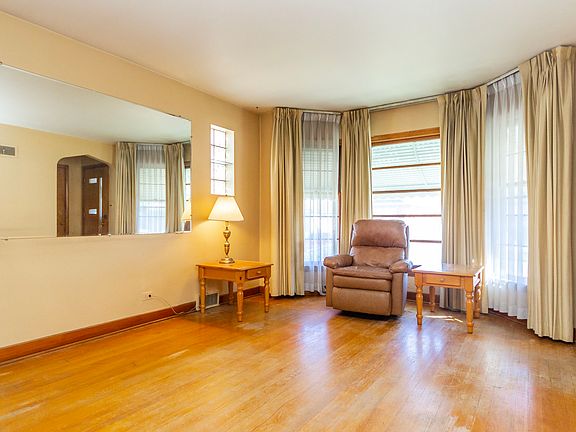 2nd image of 4814 N Melvina Ave