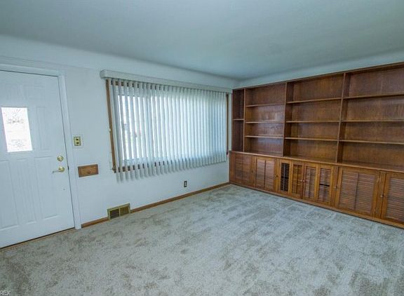 4th image of 15933 Harrison Dr