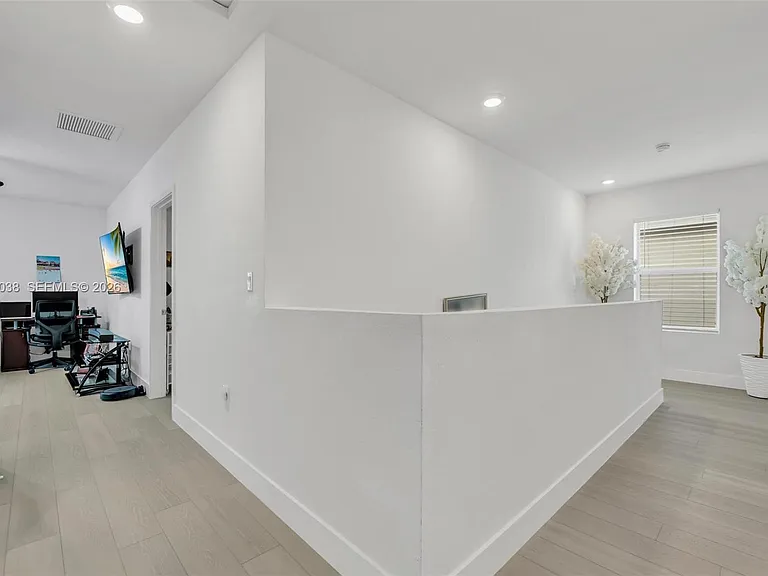 537 NE 6th Ct — Photo 28