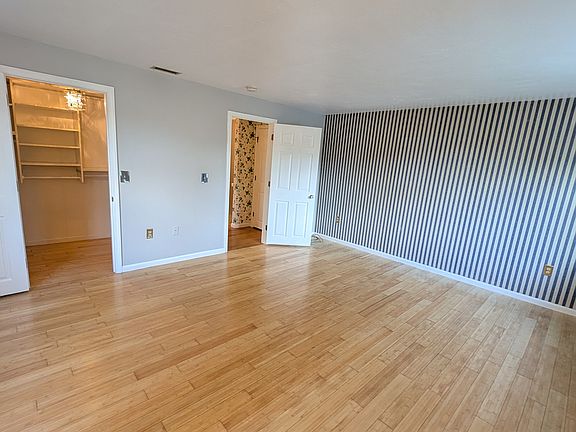 4th image of 44 Gaslight Ln
