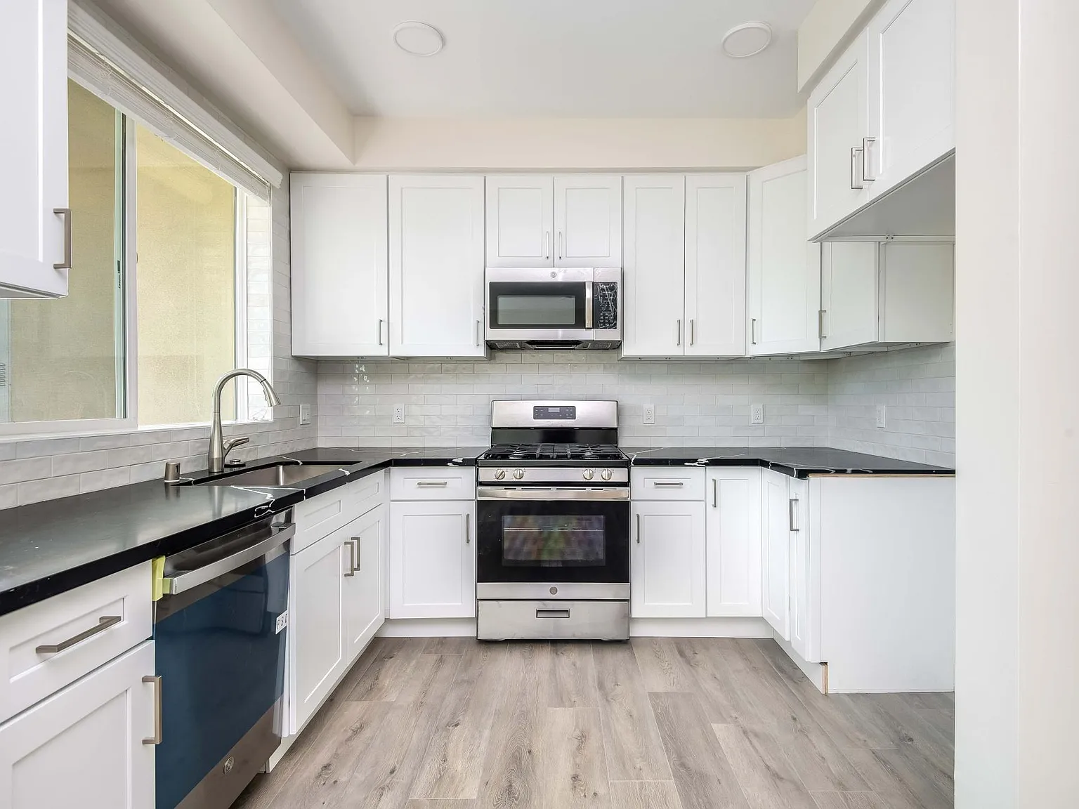 6120 Woodman Ave — Photo 2