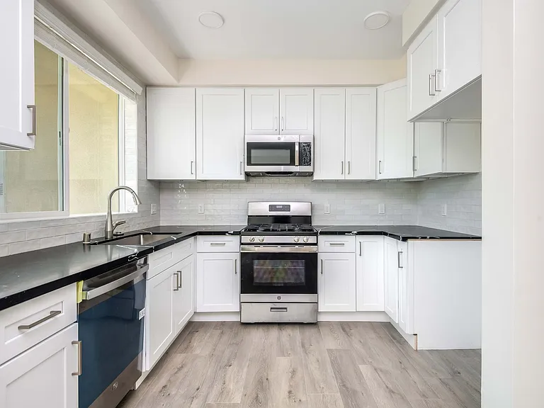 6120 Woodman Ave #102 — Photo 2