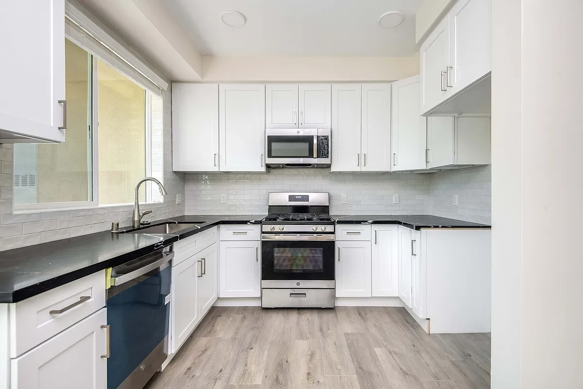 Building Photo - 6120 Woodman Ave #102