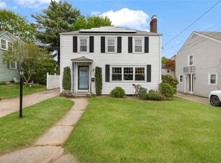 8 Dartmouth Ave, Warwick, RI 02888