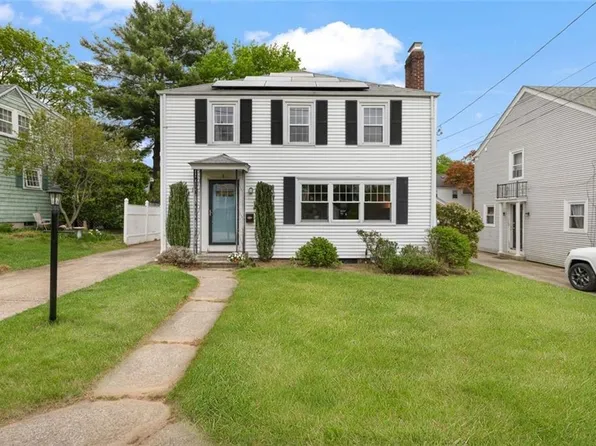 8 Dartmouth Ave, Warwick, RI 02888