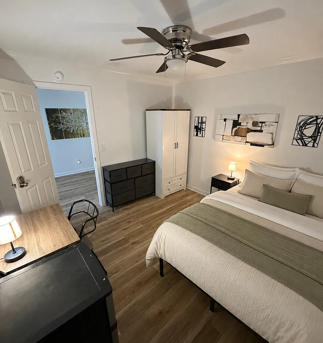 6 bed, 2000 sqft, $932 — Photo 2